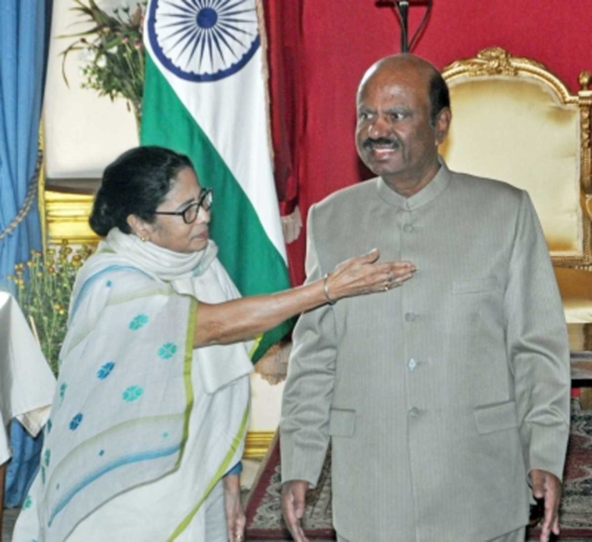 तृणमूल गुरुवार को बंगाल विधानसभा में राज्यपाल के खिलाफ ला सकती है प्रस्ताव